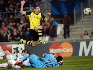 Dortmund level against 10-man Marseille