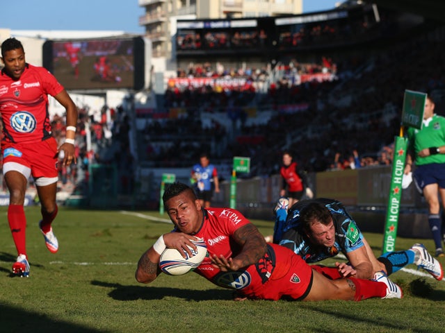 David Smith of Toulon scores his second try despite the attentions of Luke Arscott of Exeter Chiefs during the Heineken Cup Pool Two match between Toulon and Exeter Chiefs at the Felix Mayol Stadium on December 14, 2013