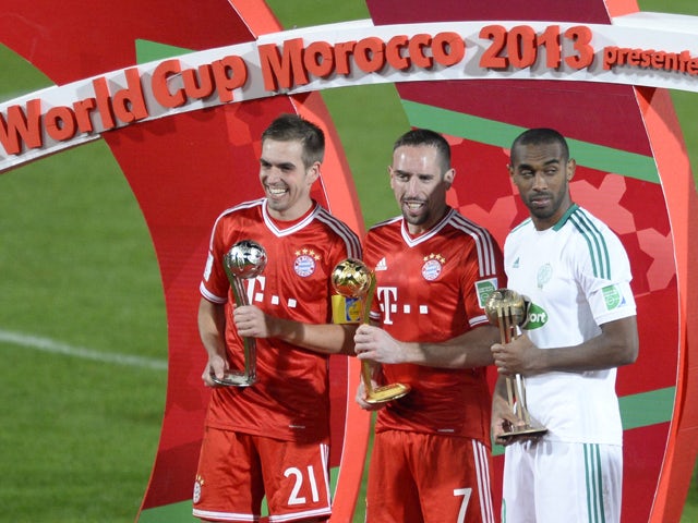 Bayern Munich's German defender Philipp Lahm, French midfielder Frank Ribery and Raja Casablana's Moroccan striker Mouhssine Iajour pose following the 2013 FIFA Club World Cup in the Moroccan city of Marrakesh, on December 21, 2013