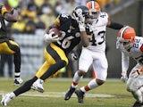 Le'Veon Bell of the Pittsburgh Steelers rushes against the Cleveland Browns during the game on December 29, 2013