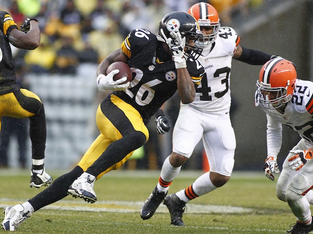 Le'Veon Bell of the Pittsburgh Steelers rushes against the Cleveland Browns during the game on December 29, 2013