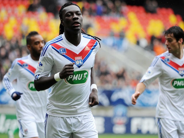 Lyon's French forward Bafetimbi Gomis (C) celebrates with teammates after scoring a goalduring a French Cup football match between La Suze-sur-Sarthe and Olympique Lyonnais on January 5, 2014