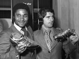 Eusebio poses with his Golden Boot award on October 20, 1973.