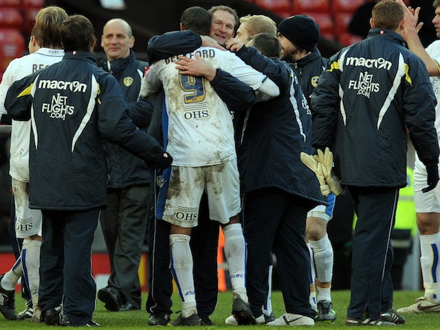 Leeds United manager Simon Grayson (C) celebrates with goalscorer, Leeds United's English forward Jermaine Beckford, after beating Manchester United 0-1 in their English FA Cup football match on January 3, 2010