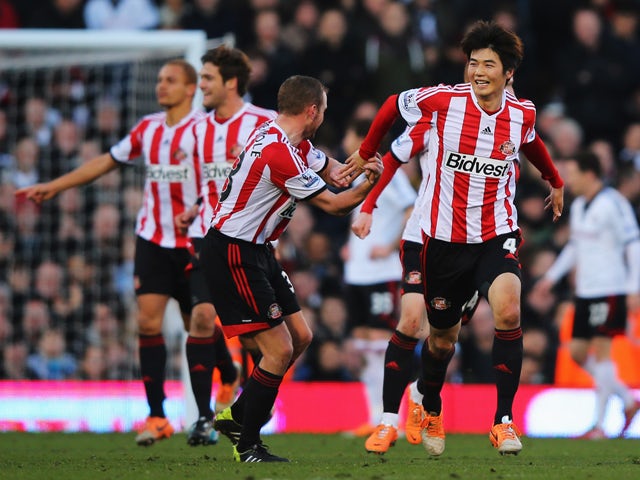 Ki Sung-Yueng of Sunderland celebrates with team mates after scoring during the Barclays Premier League match between Fulham and Sunderland at Craven Cottage on January 11, 2014