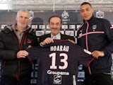 Guillaume Hoarau (R) poses a day after he signed a contract with Bordeaux's football club with the club's president Jean-Louis Triaud (C) and coach Francis Gillot (L) on January 6, 2014