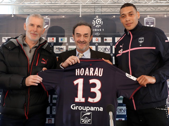 Guillaume Hoarau (R) poses a day after he signed a contract with Bordeaux's football club with the club's president Jean-Louis Triaud (C) and coach Francis Gillot (L) on January 6, 2014