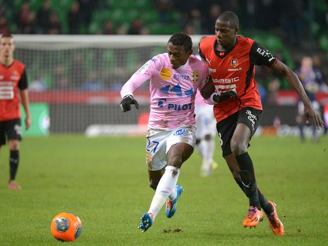 Evian's French forward Clarck Nsikulu (L) vies with Rennes' French midfielder Abdoulaye Doucoure during the French L1 football match Rennes vs Evian Thonon Gaillard on January 18, 2014 