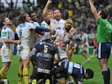 Clermont-Auvergne's Fritz Lee celebrates with teammates after scoring a try against Racing Metro during their Heineken Cup match on January 19, 2014