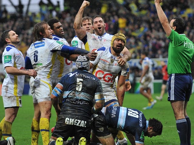 Clermont-Auvergne's Fritz Lee celebrates with teammates after scoring a try against Racing Metro during their Heineken Cup match on January 19, 2014