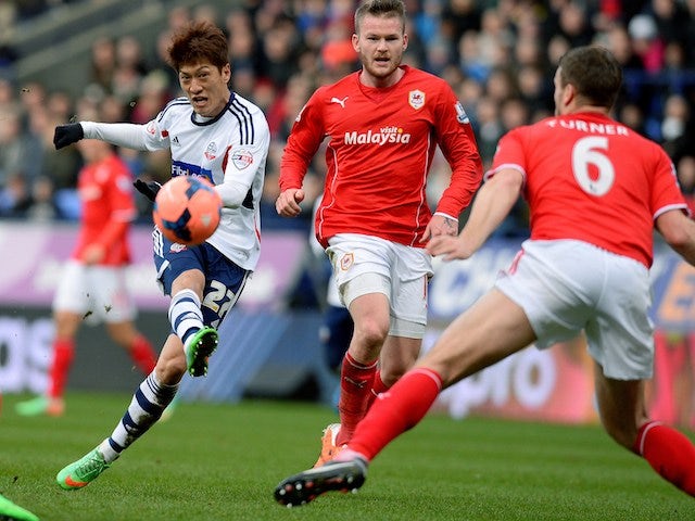 Bolton Wanderers' South Korean midfielder Chung-Yong Lee (L) has a shot at goal during the English FA Cup fourth round football match between Bolton Wanderers and Cardiff City on January 25, 2014