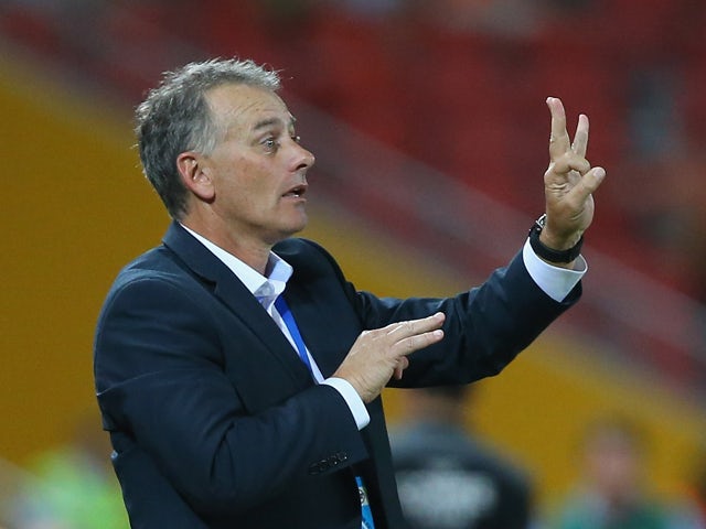 Jets coach Gary Van Egmond talks to players during the round 11 A-League match between Brisbane Roar and the Newcastle Jets at Suncorp Stadium on December 20, 2013