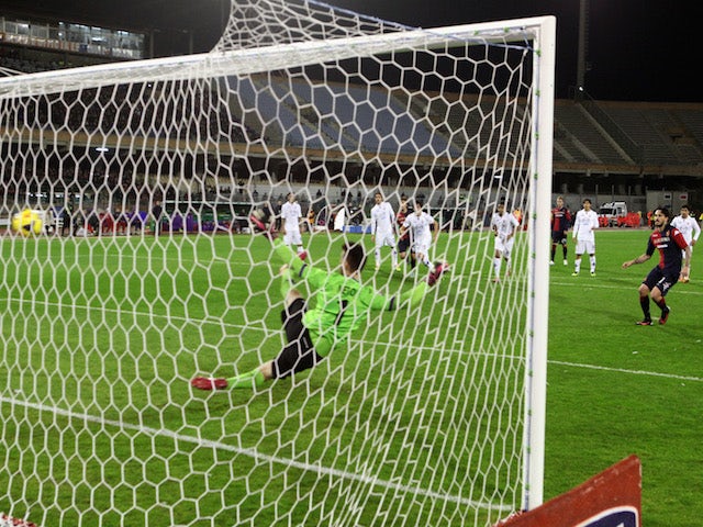 Mauricio Pinilla (R) of Cagliari scores the opening goal during the Serie A match between Cagliari Calcio and ACF Fiorentina at Stadio Sant'Elia on February 1, 2014