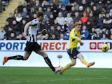 Jack Colback of Sunderland shoots and scores his team's third goal as Michael Williamson of Newcastle closes in during the Barclays Premier League match between Newcastle United and Sunderland at St James' Park on February 1, 2014