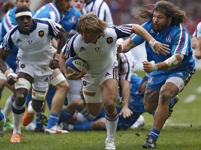 France's hooker Dimitri Szarzewski evades Italy's prop Martin Castrogiovanni during the Six Nations international rugby union match France vs Italy, on February 9, 2014