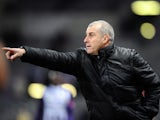 Toulouse's French coach Alain Casanova points at his players during the French L1 football match Toulouse against Guingamp on December 21, 2013