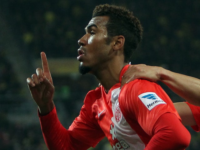 Mainz' Cameroonian striker Maxim Choupo-Moting (L) celebrates scoring the 1-1 by penalty on November 30, 2013