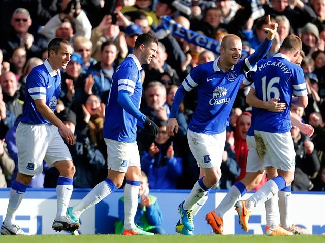 Everton's Steven Naismith celebrates with teammates after scoring his team's second goal against Swansea during their FA Cup fifth round match on February 9, 2014