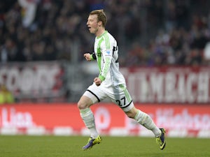 Wolfsburg close in on Schalke