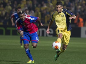 Basel's Serey Die and Maccabi Tel Aviv's Dor Mikha in action during their Europa League match on February 20, 2014