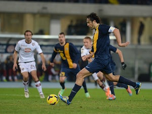 Verona held by 10-man Bologna
