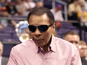 Muhammad Ali receives award in Louisville