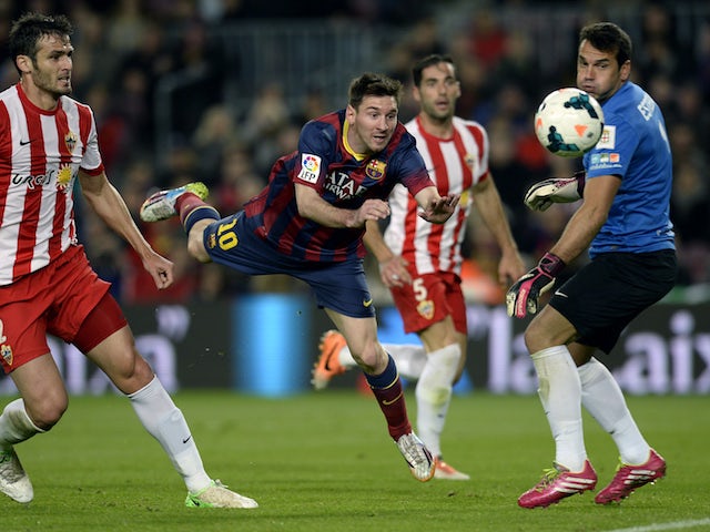 Barcelona's Argentinian forward Lionel Messi (C) vies with Almeria's goalkeeper Esteban Andres Suarez (R) during the Spanish league football on March 2, 2014