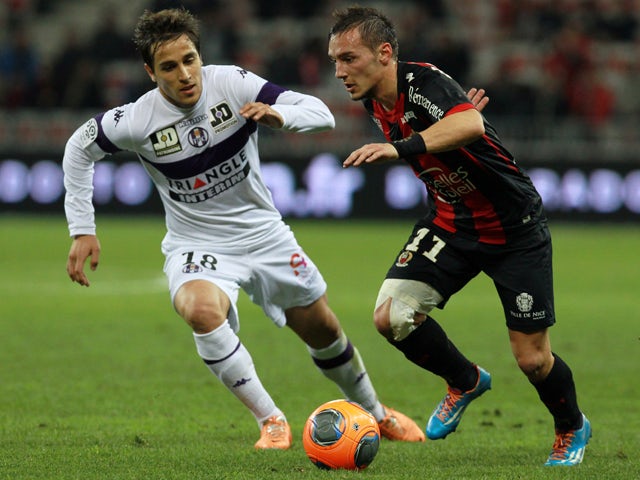 Toulouse's Argentinian midfielder Oscar Trejo vies with Nice's French forward Eric Bautheac during the French L1 football match between Nice (OGCN) and Toulouse (TFC) on March 1, 2014
