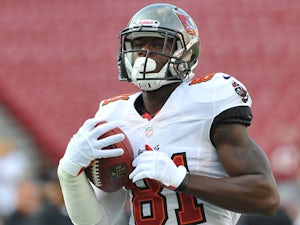 Tim Wright #81 of the Tampa Bay Buccaneers warms up for play against the Washington Redskins on August 29, 2013