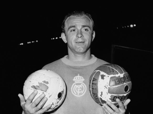 Alfredo di Stefano poses with a football on June 12, 1956.