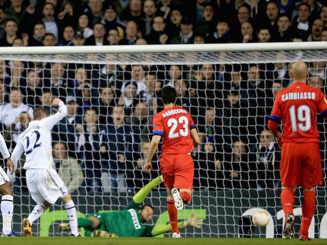 Gylfi Sigurdsson of Tottenham Hotspur scores his side's second goal past Samir Handanovic of FC Internazionale Milano during the UEFA Europa League match on March 7, 2013