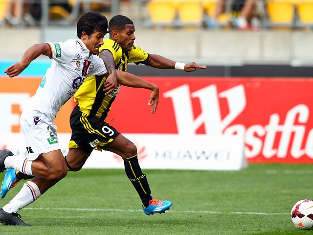 Wellington Phoenix's Kenny Cunningham and Perth Glory's Matthew Davies battle for the ball in their A-League match on March 9, 2014