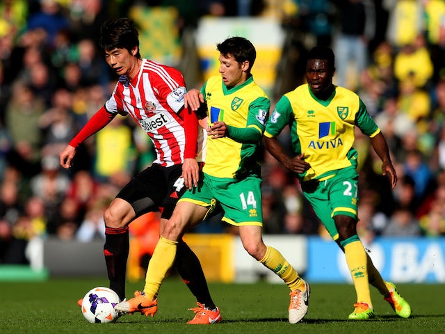 Ki Sung-Yong of Sunderland is challenged by Wesley Hoolahan of Norwich City during the Barclays Premier League match on March 22, 2014