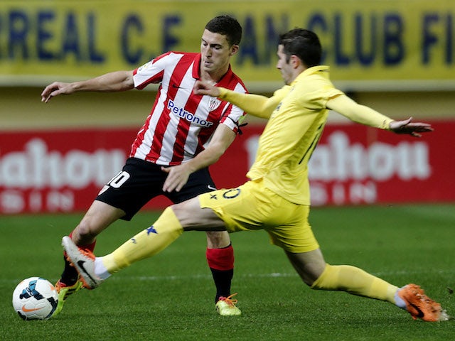 Athletic Bilbao's midfielder Oscar de Marcos (L) vies for the ball with Villarreal's midfielder Cani during the Spanish league football match on March 17, 2014