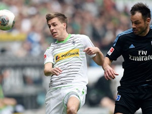 Gladbach steal point late on