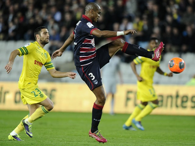 Nantes' Israelian forward Itay Shechter vies with Bordeaux's Brazilian defender Carlos Henrique during the French L1 football match between Nantes and Bordeaux on March 29, 2014