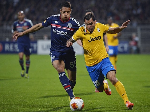 Juventus' Argentinian forward Carlos Tevez (R) vies with Lyon's French midfielder Corentin Tolisso (L) during the UEFA Europa League (C3) quarter final football match on April 3, 2014