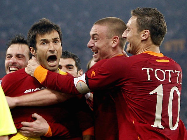 Roma's forward Mirko Vucinic (L) of Montenegro celebrates with his teammate Francesco Totti (R) and Daniele De Rossi (C) after scoring the second goal against Manchester United on April 4, 2007