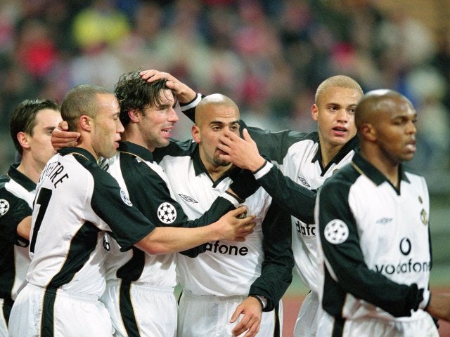 Manchester United players celebrate Ruud van Nistelrooy's goal against Bayern Munich on November 20, 2001.