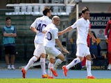 Fiorentina's Alberto Aquilani celebrates with team mates after scoring his team's second goal against Hellas Verona during the Serie A match on April 13, 2014