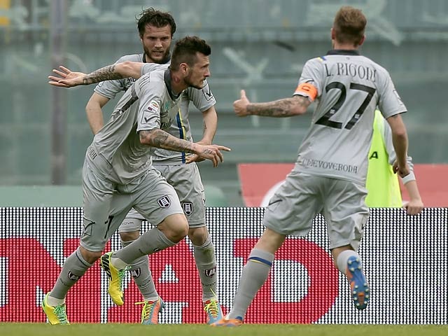 Chievo Verona's Cyril Thereau celebrates with team mates after scoring against Livorno in the Serie A match on April 13, 2014
