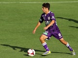 Daniel de Silva of the Glory controls the ball during the round four A-League match between Perth Glory and Sydney FC at nib Stadium on November 2, 2013