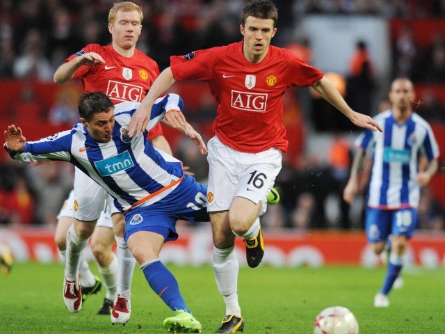 Michael Carrick in action for Manchester United against Porto on April 07, 2009.
