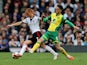 Steve Sidwell of Fulham holds off Ricky van Wolfswinkel of Norwich City during the Barclays Premier League match on April 12, 2014