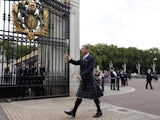 Sir Chris Hoy MBE carries the 2014 Glasgow Commonwealth Games Baton into Buckingham Palace on October 9, 2013