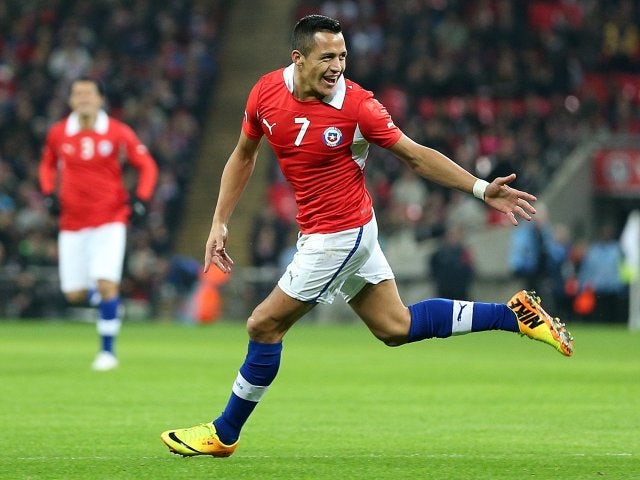 Alexis Sánchez de Barcelona celebra su gol para Chile contra Inglaterra el 15 de noviembre de 2013.