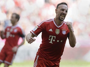 Pitch invader hits Ribery with scarf