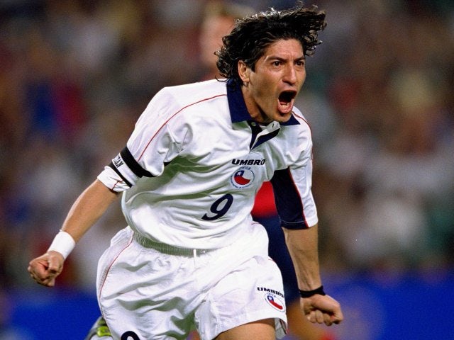 Iván Zamarano celebra su gol con Chile en los Juegos Olímpicos de Sydney el 29 de septiembre de 2000.