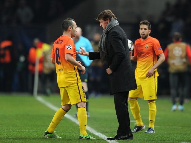 Barcelona's coach Tito Vilanova talks with Barcelona's midfielder Andres Iniesta during the Champions League quarter-final football match between Paris Saint-Germain and Barcelona at the Parc des Princes stadium in Paris on April 2, 2013