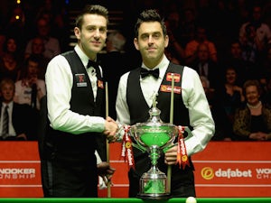 Mark Selby and Ronnie O'Sullivan shake hands ahead of The Dafabet World Snooker Championship final at Crucible Theatre on May 4, 2014